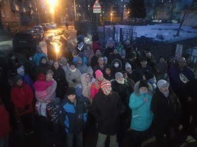 Родители первоклассников дежурят в очередях у школ Петрозаводска