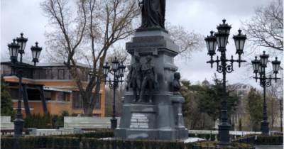 В Симферополе треснул поставленный оккупантами памятник Елизавете II, — СМИ
