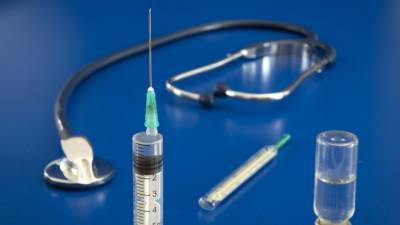 Пожилой рижанин скончался после прививки вакциной AstraZeneca