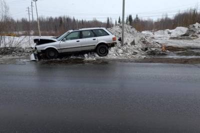 В Печоре пассажирка пострадала при опрокидывании Audi в сугроб