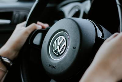 Переименование Volkswagen в Voltswagen не будет: компания объяснила, почему