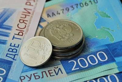 Рубль мало меняется к доллару и евро