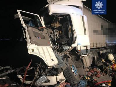 Под Киевом столкнулись сразу 3 грузовика: Есть пострадавшие