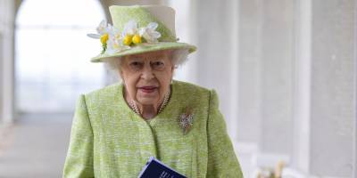 В наряде цвета лайма. 94-летняя королева Елизавета появилась на публике впервые за пять месяцев