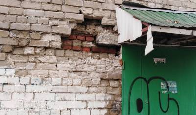 В тюменском общежитии возле подъезда выпала часть кирпичной кладки