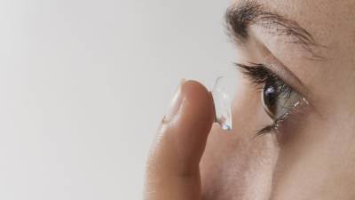 Британские ученые предупредили об опасности ношения контактных линз в душе