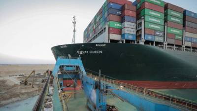 Блокировка Суэцкого канала судном Ever Given может принести потери на 1 млрд долларов