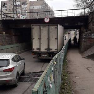 В Запорожье в ДТП попал грузовик, который пытался проехать под железнодорожным мостом. Фото