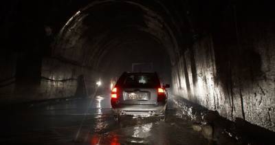 На дороге Душанбе-Худжанд автомобиль врезался в стену тоннеля, погиб пассажир