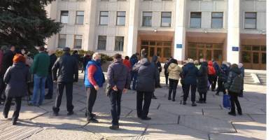 Под Полтавской ОГА предприниматели вышли на митинг против карантинных ограничений — фото