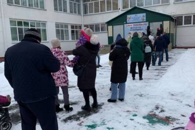 В Новосибирске родители выстроились в очередь за путевками в детский сад