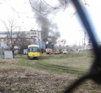Подозревают поджог: во Львове в депо загорелся трамвай – фото