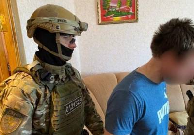 В Рубежном мужчина метнул гранату в полицейских: преступник "залег" в квартире под кроватью