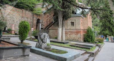 Известного грузинского фольклориста Анзора Эркомашвили похоронят в Мтацминдском пантеоне