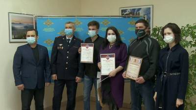 В Красноярске полицейские наградили 16-летнего школьника Сашу Клименко, который спас тонувшую в проруби девочку
