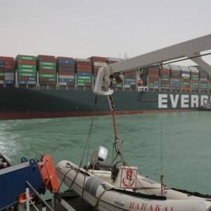 В Египте убытки от блокировки Суэцкого канала оценили в миллиард долларов