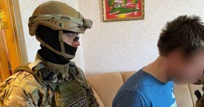 На Луганщине водитель мопеда бросил в полицейских гранату и спрятался в кровати (фото)