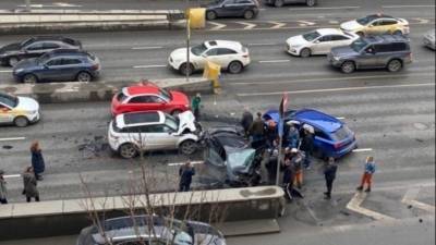 Пять машин столкнулись на Смоленской площади в центре Москвы — видео