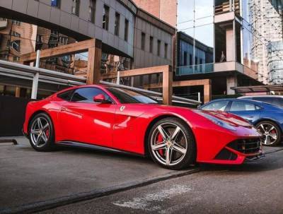 В Украине замечен яркий суперкар Ferrari — разгоняется до 340 км в час