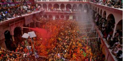 Цветопредставление. Традиционная игра между мужчинами и женщинами в дни праздника Холи в Индии — фото недели - nv.ua - Индия