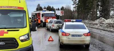 Два автомобиля не поделили дорогу в городе горняков Карелии (ФОТО)