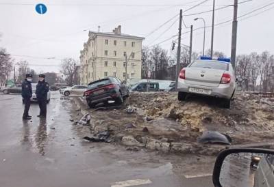 Один человек пострадал при столкновении иномарки и машины Росгвардии на площади Лядова