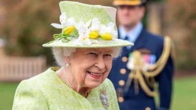 Королева Єлизавета ІІ вперше у 2021 році вийшла в люди: яскраві фото