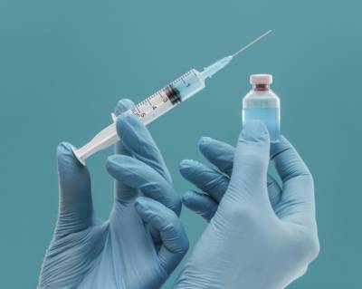 Названы побочные эффекты вакцин против COVID-19 по возрасту и полу