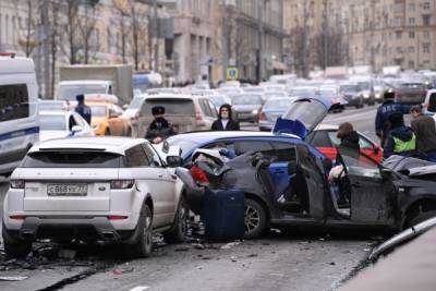 Женщина получила травмы в результате крупного ДТП на Смоленской площади в Москве