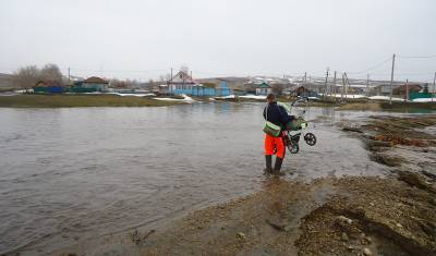 Жители поселка в Башкирии «переплывают» лужи из-за отсутствия моста