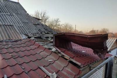 В Александровке в результате обстрела пострадала крыша жилого дома