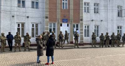 Довыборы на Прикарпатье: ОИК №87 окружили спецназовцы (ФОТО, ВИДЕО)