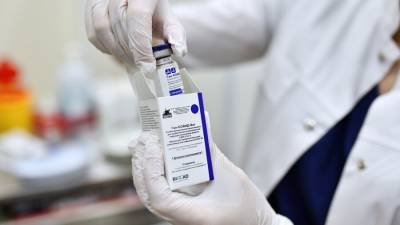 Спрос на российскую вакцину из-за рубежа превышает возможности производства – Песков