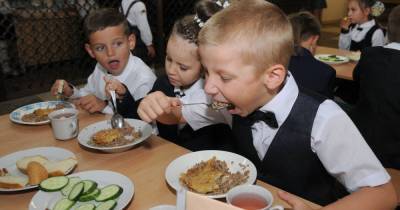 Без сосисок и "Кока-колы". Чем будут кормить украинских школьников