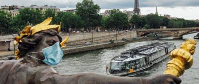 Во Франции объявили третий локдаун: нельзя уходить дальше 10 км от дома