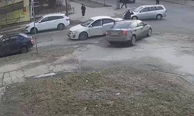 На перекрестке в Петрозаводске «Шевроле» влетела в «Форд», уходя от столкновения с другой машиной