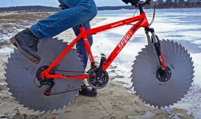 Инженер превратил циркулярную пилу в велосипед