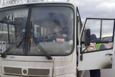 Автобус с открытыми дверями возил пассажиров в Петрозаводске
