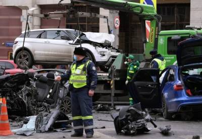 Пять автомобилей столкнулись на Смоленской площади