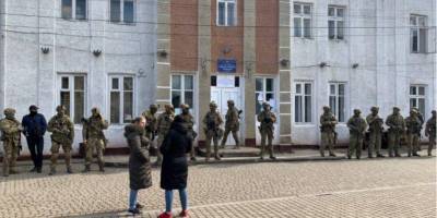 В СБУ объяснили, почему силовики окружили помещение избирательной комиссии на Прикарпатье