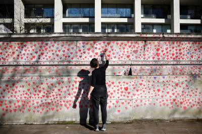 145 тысяч сердец в память о жертвах COVID-19: в Лондоне создали уникальную стену – фото