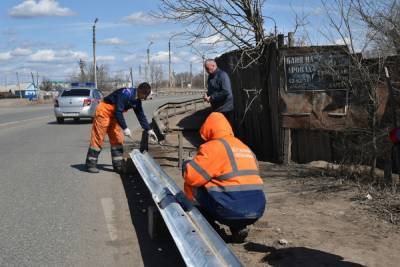 В Астрахани восстанавливают ограждения на мостах
