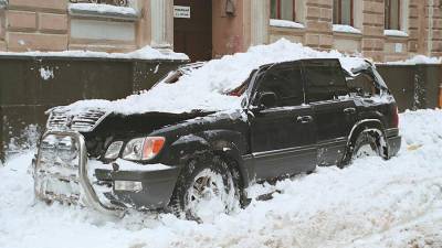 Страховщики назвали самые крупные убытки из-за падения снега на авто