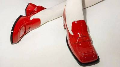Nodaleto выпустили лоферы на трапециевидном каблуке. Туфли этого бренда вы могли видеть в сериале «Эмили в Париже»