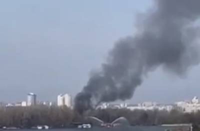Масштабный пожар в Киеве, столб черного дыма видно за километры: кадры с места ЧП