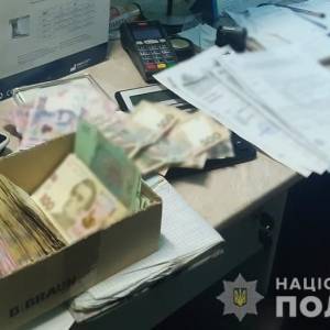 Сотрудников одной из запорожских больниц поймали на взятке в размере 25 тыс. грн. Фотофакт