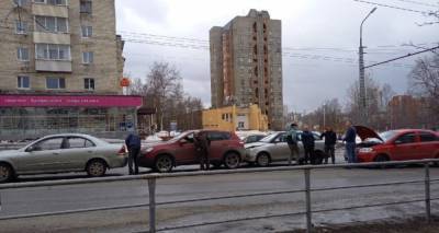 Пять машин столкнулись в Петрозаводске: ДТП попало на видео