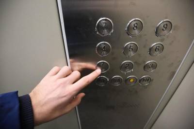 Андрей Бочаров поручил ускорить замену лифтов в многоквартирных домах