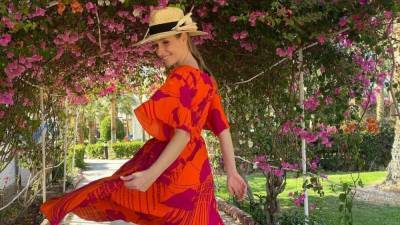 Катя Осадчая покорила стильным образом в летнем платье: яркое фото из Египта