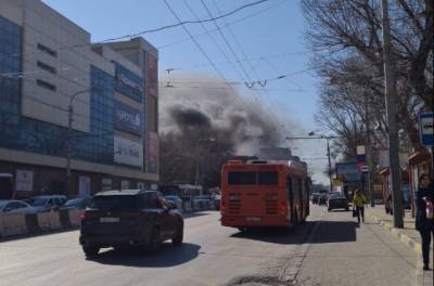 Пожарные локализовали пожар возле ТЦ «Сокол» в Ростове